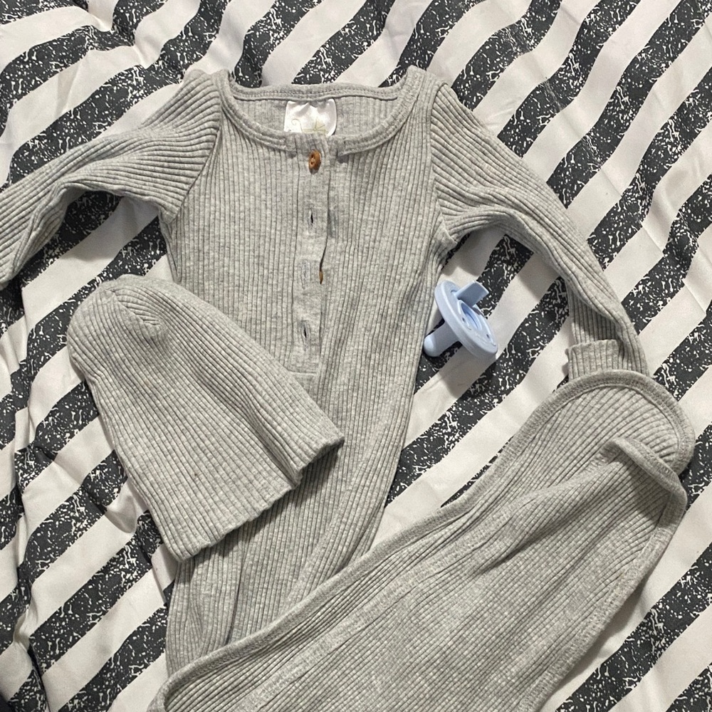 THE BABE COLLECTION Gray Ribbed Kids Pajamas